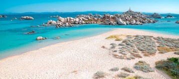 Ubicación cercana a la playa y arena blanca