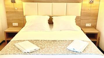 Minibar, skrivebord, skrivebord for bærbar PC og wi-fi (inkludert)