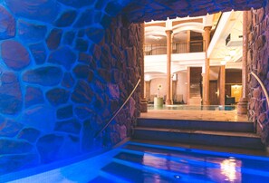 2 من حمّامات السباحة المغطاة، كبائن مجانية