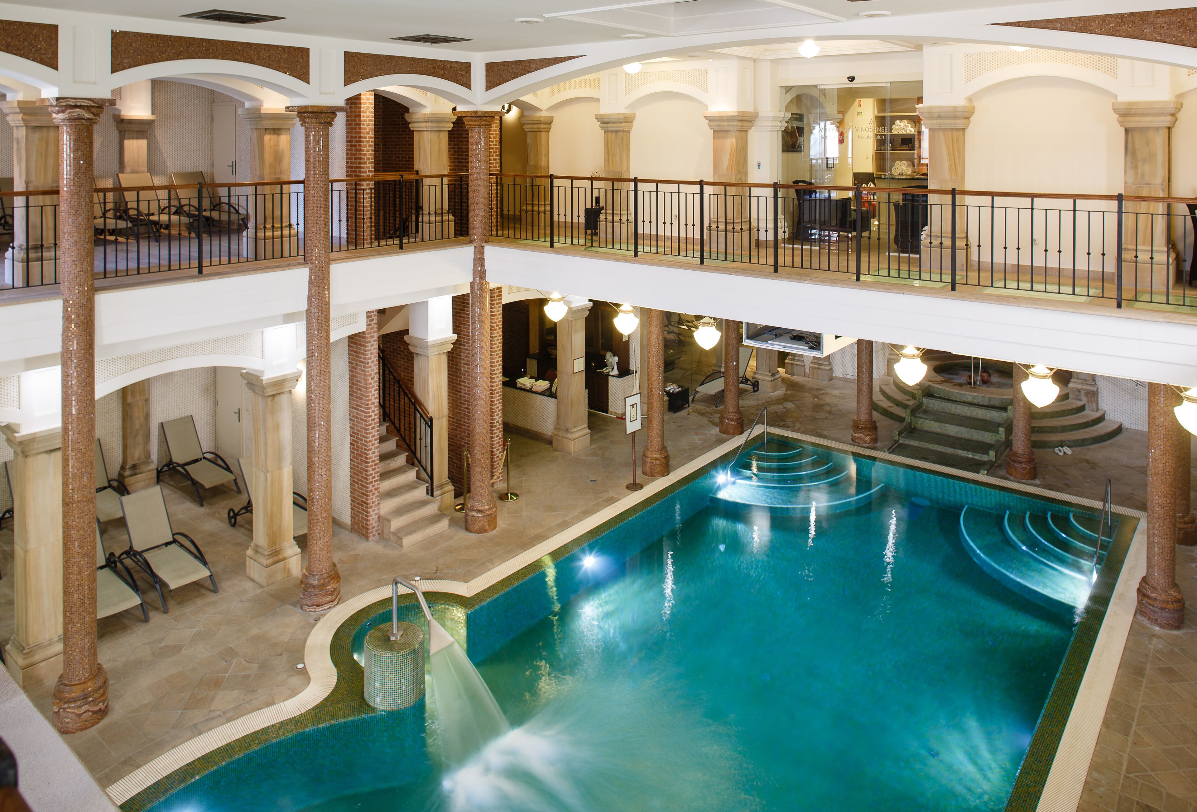 sauna, body treatments, hydrotherapy, aromatherapy, body wraps