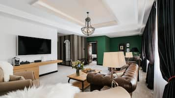 Presidential Suite | Living area | 109-cm Smart TV with digital channels, TV, Netflix