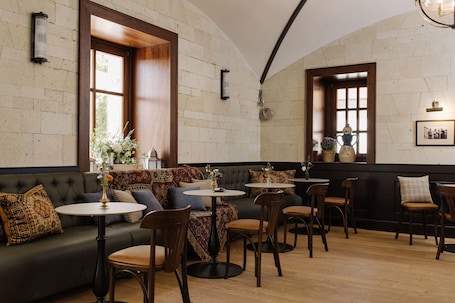 2 Restaurants, Frühstück. Andrássy Kúria & Spa