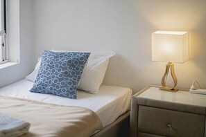 Individually decorated, individually furnished, free WiFi, bed sheets - Manly Beach House (Manly)