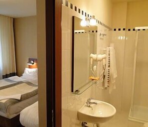 Ducha, artículos de higiene personal gratuitos y secador de pelo