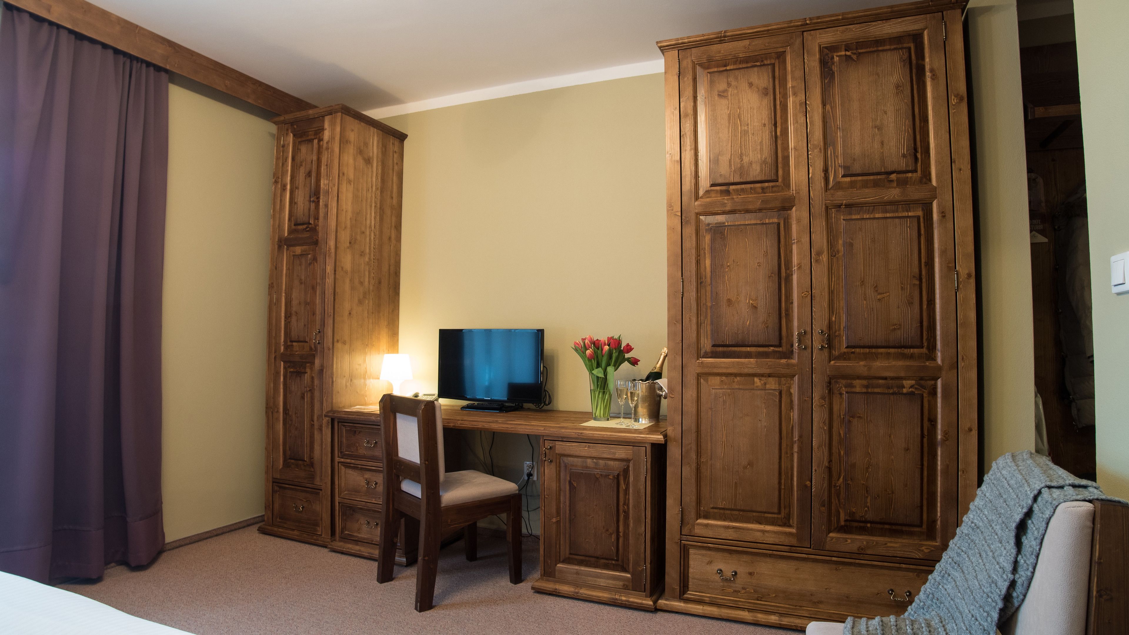 superior double room | 1 bedroom, in-room safe, desk, free wifi