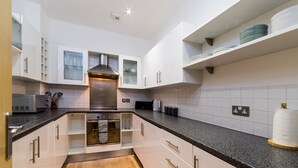 Superior Apartment | Private kitchen | Full-size fridge, microwave, oven, stovetop - Comfort Zone Serviced Apartments (Birmingham)