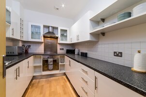 Refrigerador con freezer, microondas, horno, placa de cocina