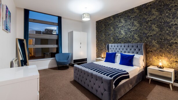 Superior Apartment | Premium bedding, desk, laptop workspace, iron/ironing board - Comfort Zone Serviced Apartments (Birmingham)