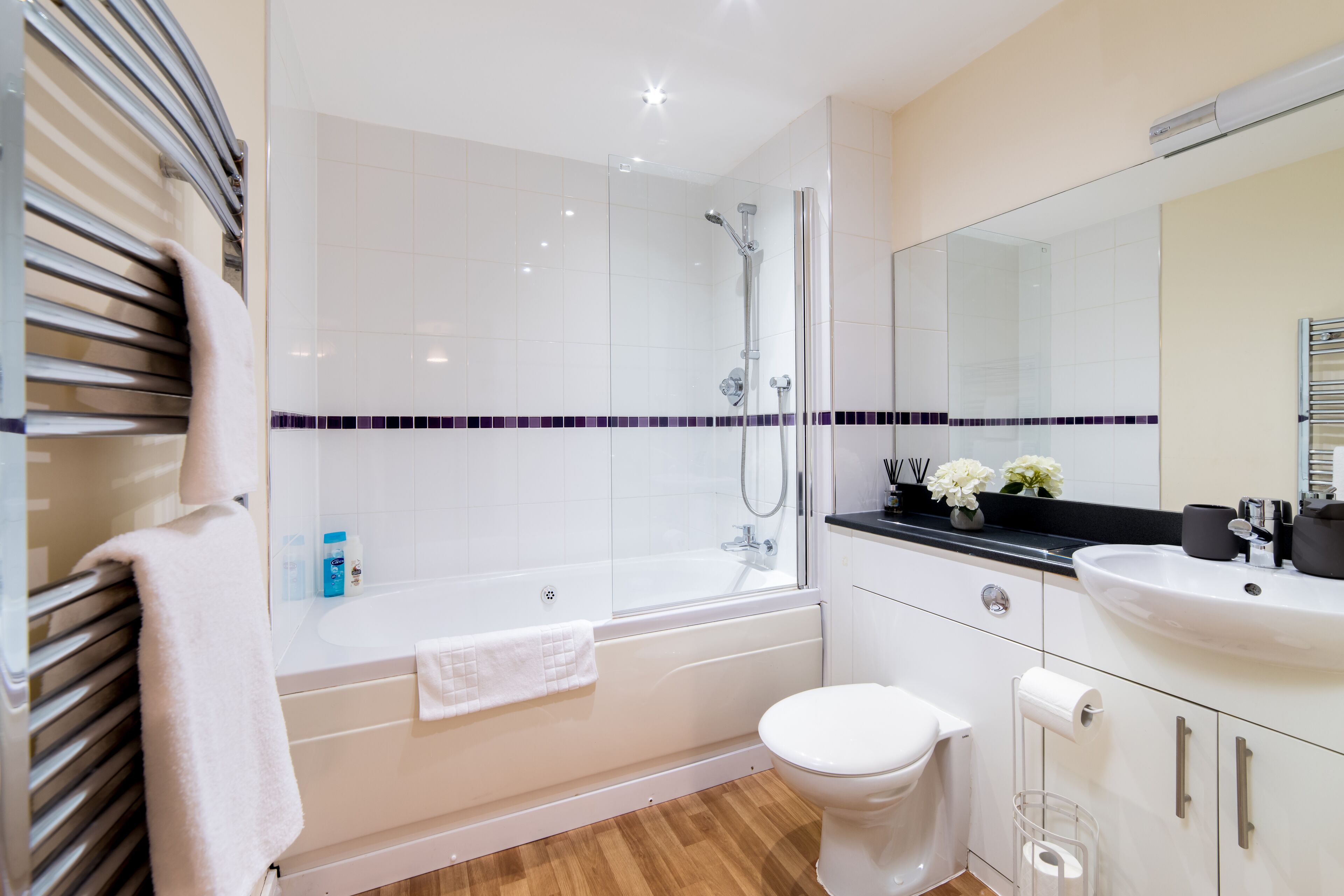 Appartement Deluxe, 1 chambre | Salle de bain | Ensemble douche/baignoire, articles de toilette gratuits, sèche-cheveux