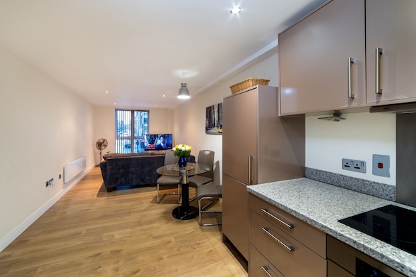 Departamento Deluxe, 1 habitación | Cocina privada | Refrigerador con congelador, microondas, horno y parrilla de estufa 