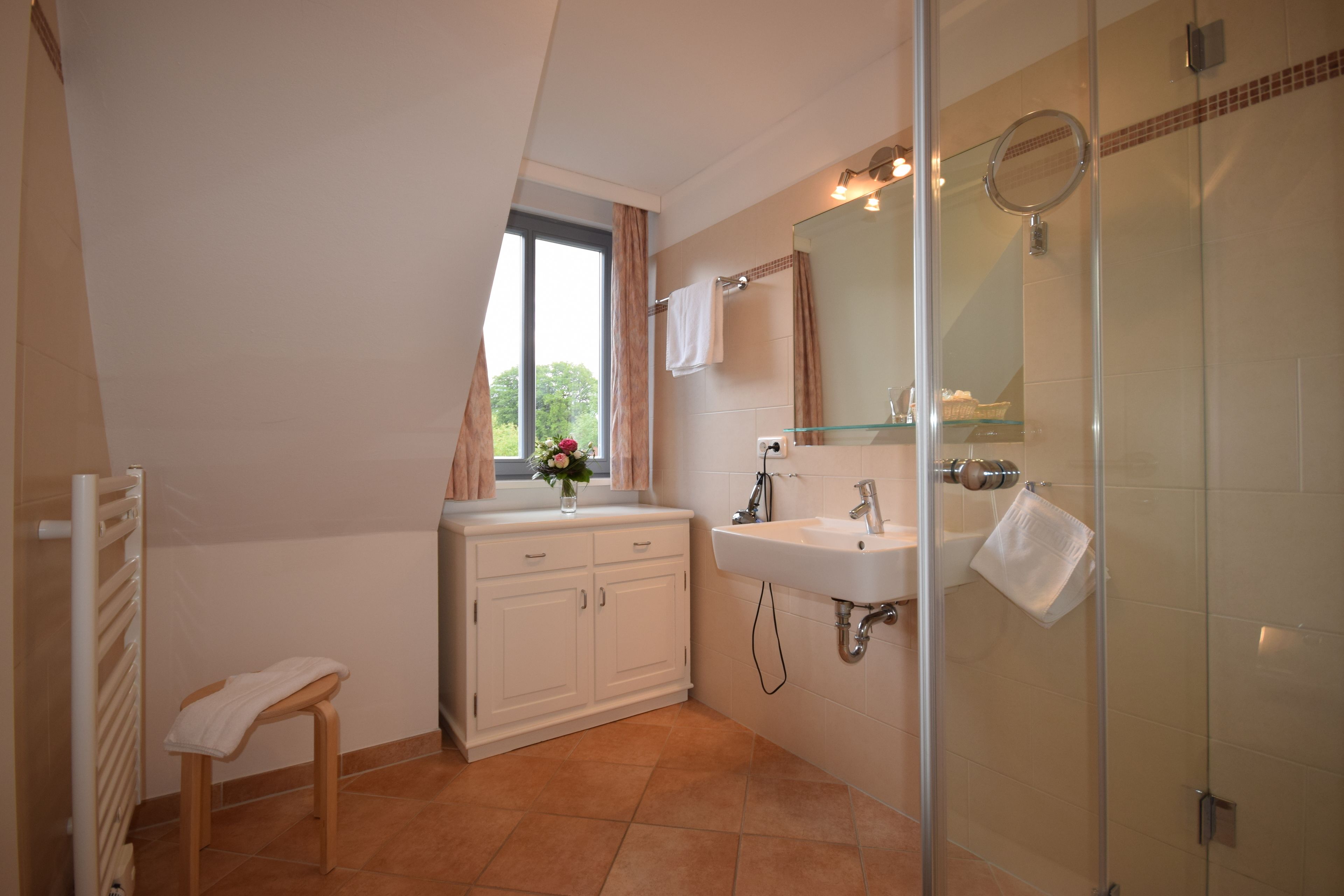 basic room | bathroom | free toiletries, hair dryer, bathrobes, towels