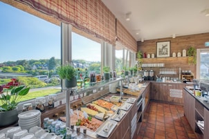 Desayuno buffet diario (EUR 17.90 por persona)