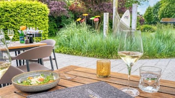 2 restaurants, breakfast, lunch, dinner served; Regional cuisine