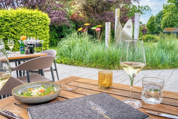 2 restoran, melayani sarapan, makan siang; sajian masakan daerah