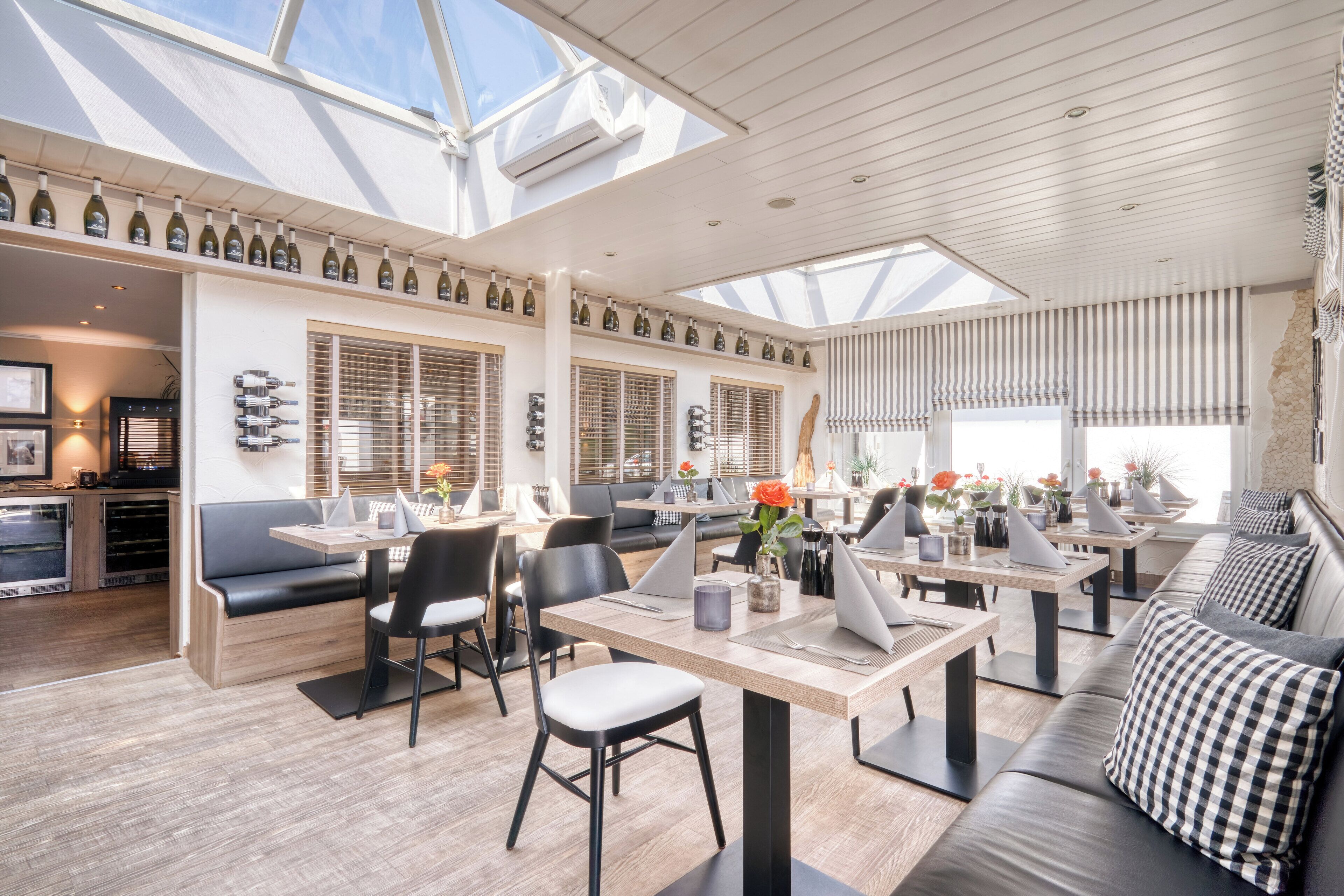 2 nhà hàng, phục vụ bữa sáng, bữa trưa, bữa tối, đặc sản vùng 