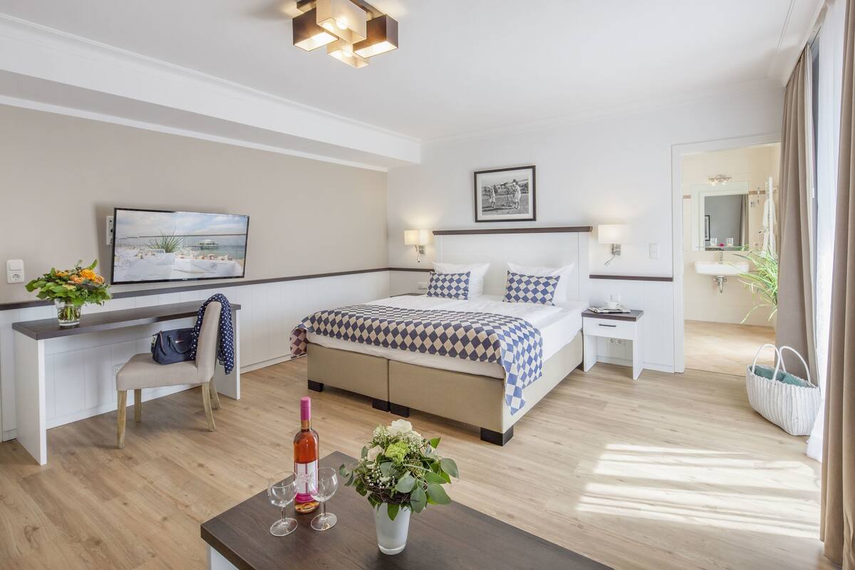 Hypo-allergenic bedding available, in-room safe, WiFi (free)