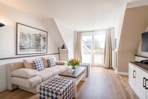 Deluxe Duplex, 1 Double Bed (Maisonette) | Living area | Flat-screen TV