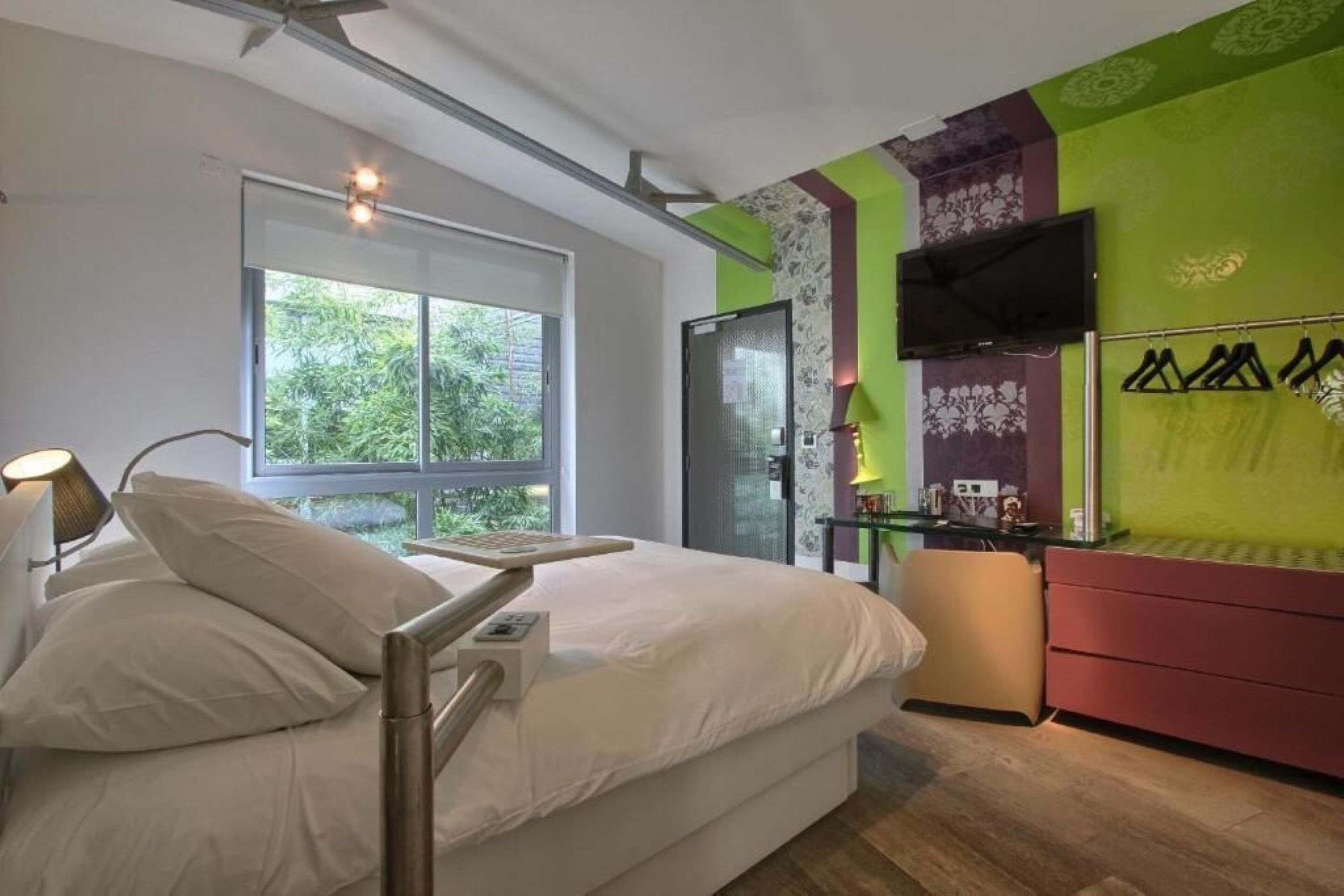 comfort double room (strophe) | in-room safe, individually decorated, desk, iron/ironing board