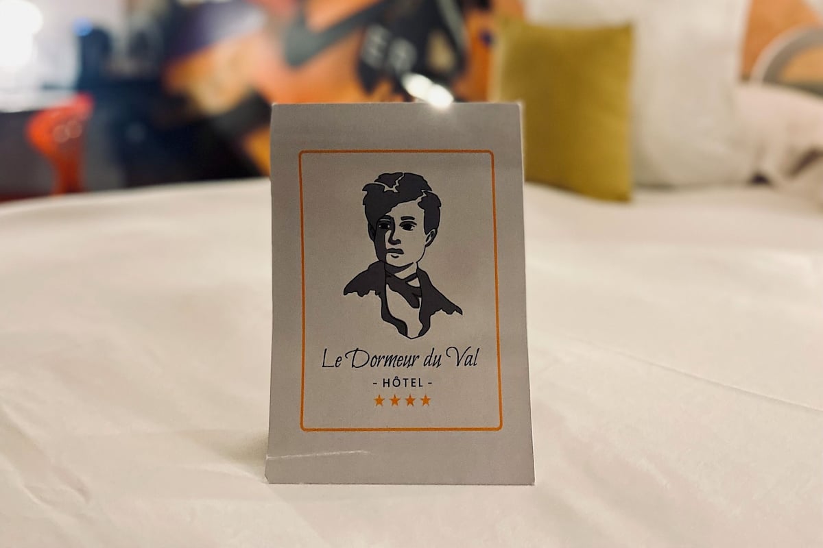 Habitación doble junior | Caja de seguridad en la habitación y decoración personalizada