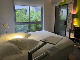 Caja de seguridad en la habitación y decoración personalizada 