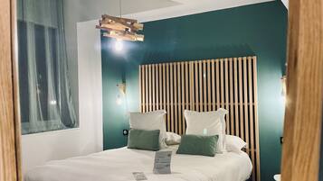 Dobbeltrom – deluxe, 1 queensize-seng | Safe på rommet, individuelt dekorert, skrivebord og strykejern/-brett