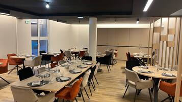 Serveert lunch, diner en brunch