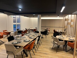 Lunch, dinner and brunch served