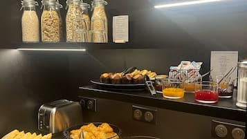 Desayuno buffet diario (EUR 15 por persona)