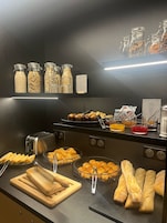 Café da manhã com buffet todos os dias mediante uma taxa