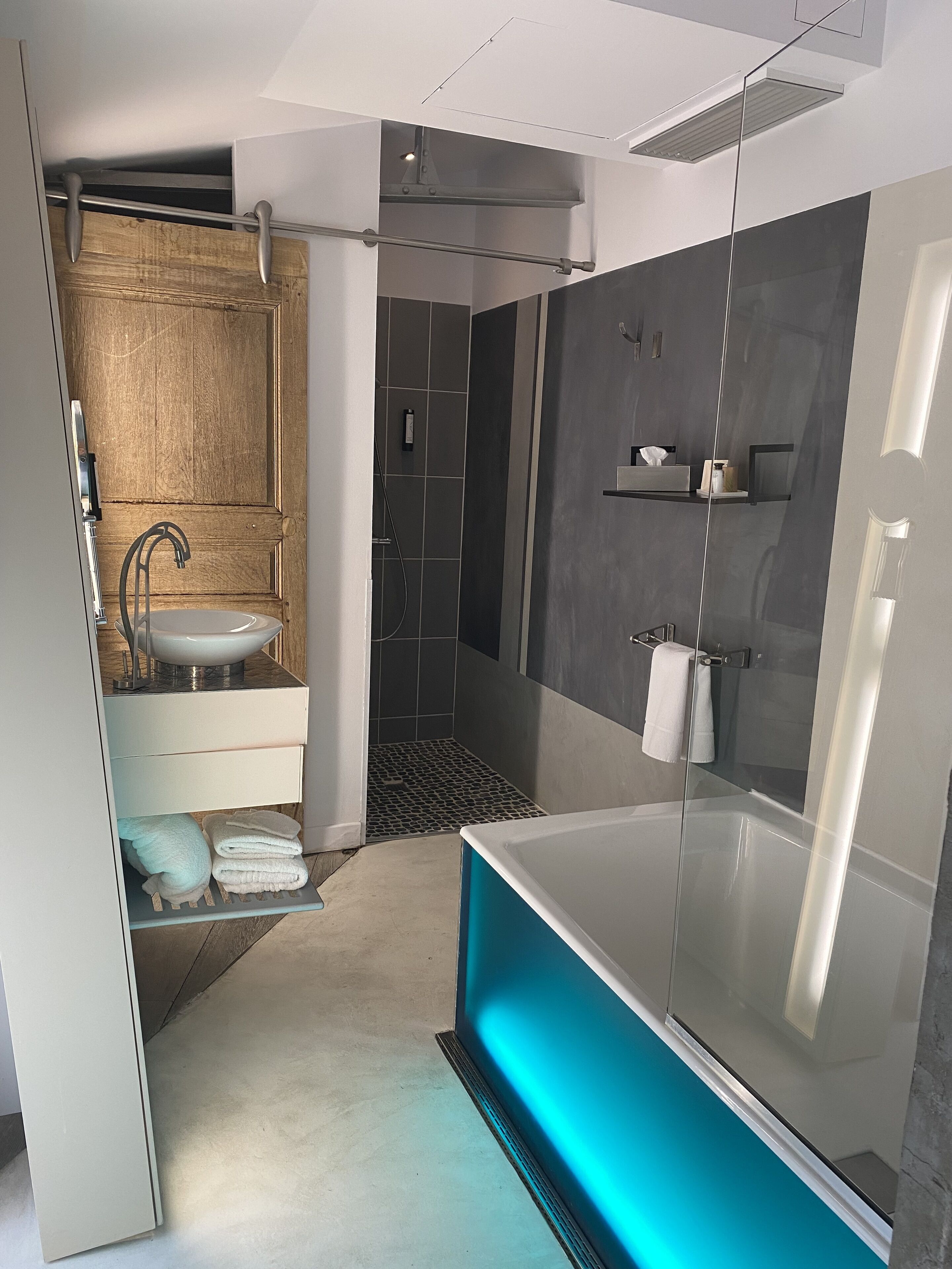 superior double room (poème) | bathroom | free toiletries, hair dryer, bathrobes, slippers