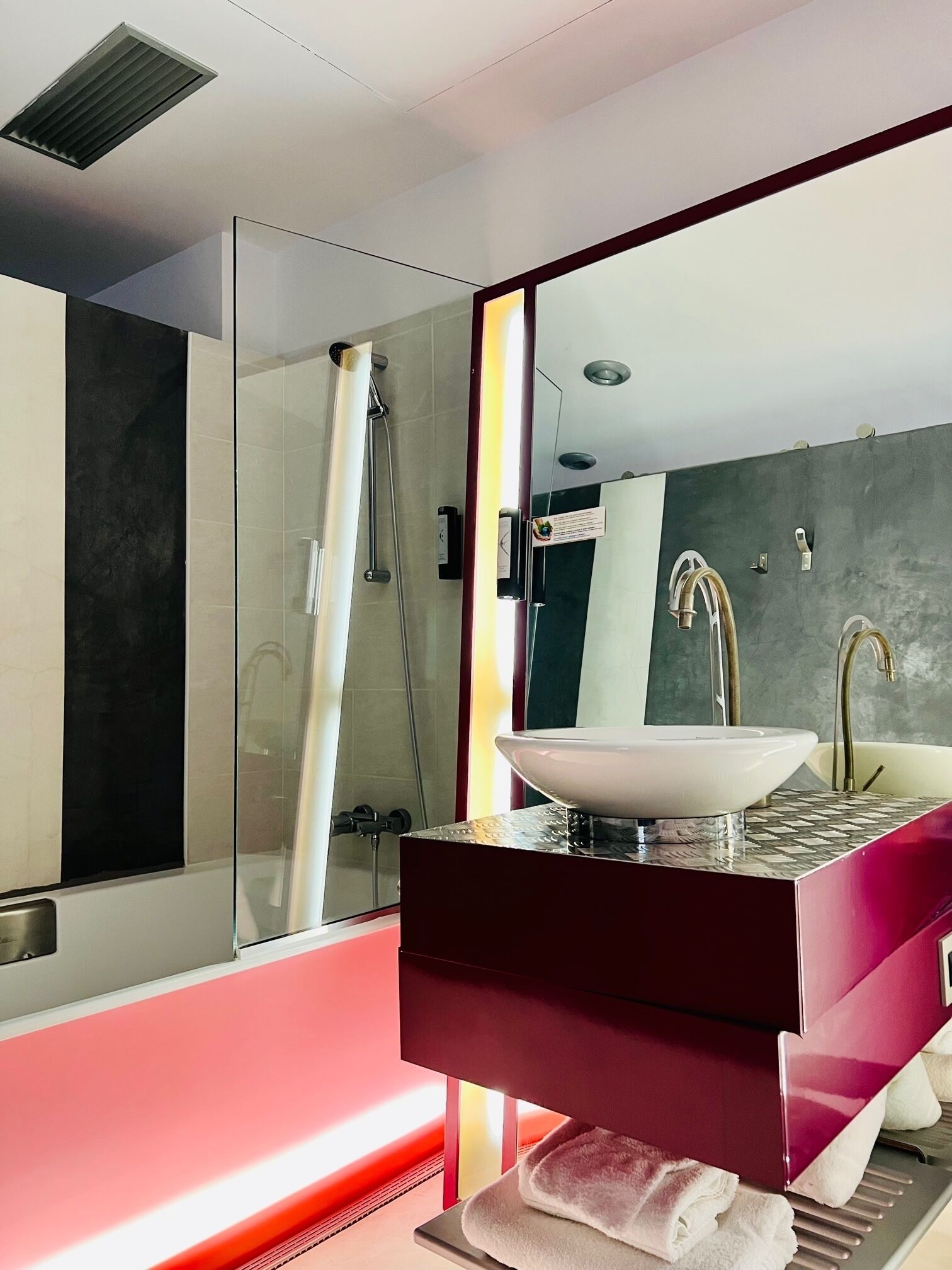 comfort triple room | bathroom | free toiletries, hair dryer, bathrobes, slippers