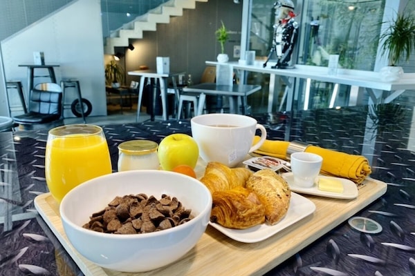 Sarapan bufet setiap hari (EUR 15 seorang)