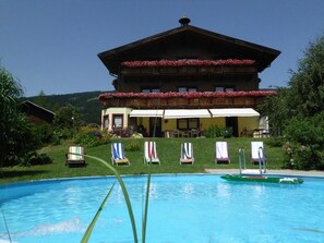 حمّام سباحة خارجي، مقاعد للتشمس