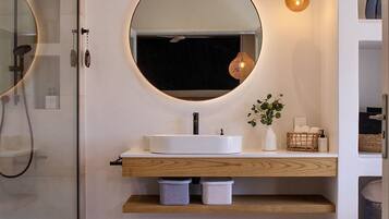 Luxury Suite | Bathroom | Shower, free toiletries, hair dryer, bathrobes