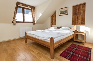 Chambre supérieure double | Rideaux d’obscurcissement, accès au Wi-Fi (inclus), literie fournie