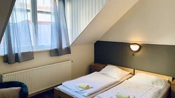 Standard-herbergi | Myrkratjöld/-gardínur, ókeypis þráðlaus nettenging, rúmföt