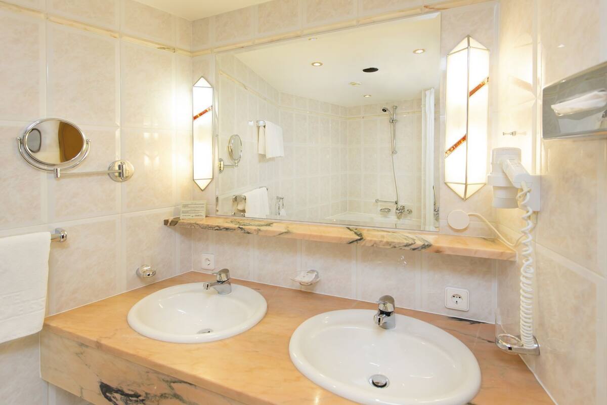 junior suite, balcony, mountain view (rotkogl) | bathroom sink