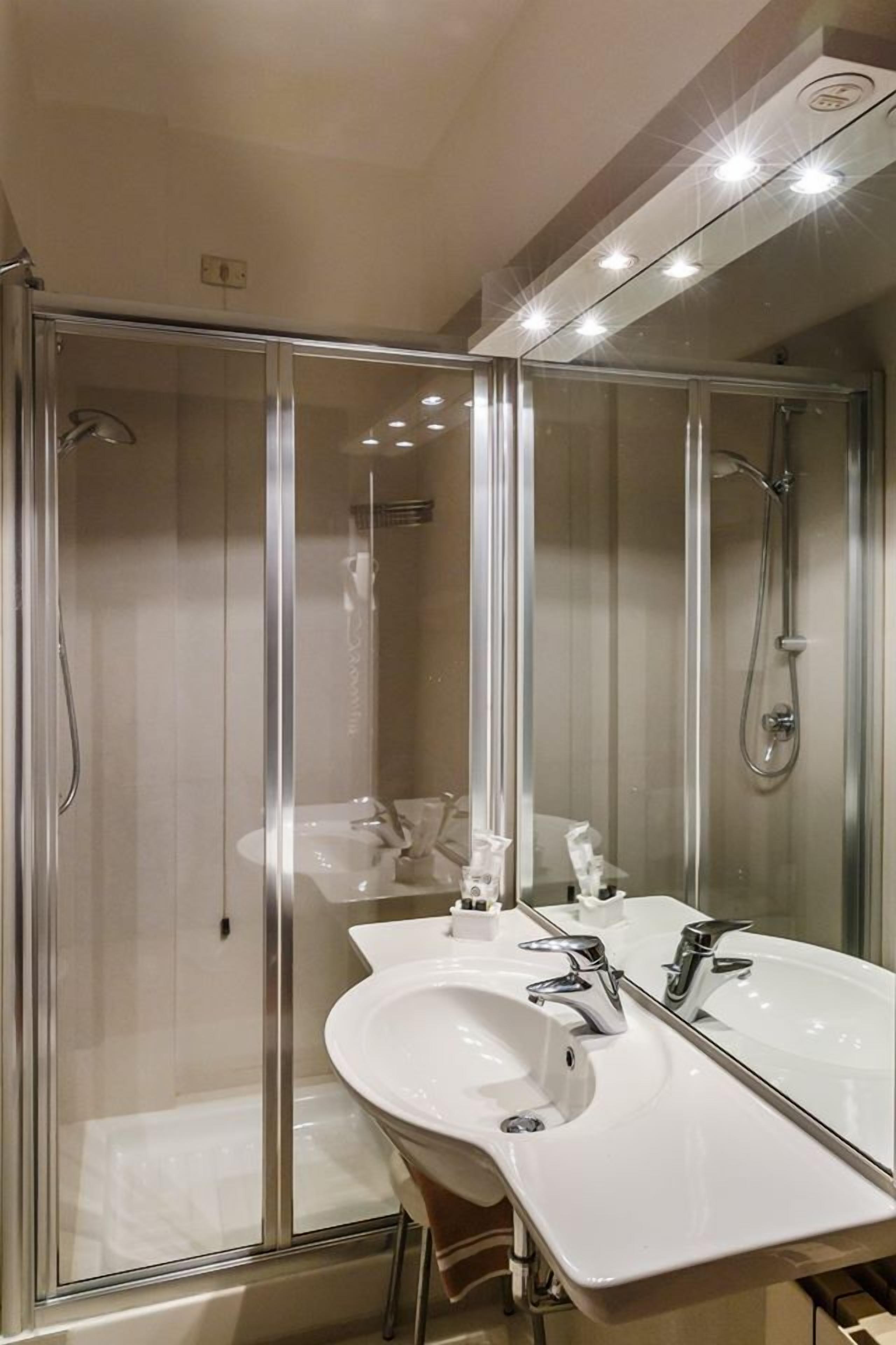 Ducha, artículos de tocador gratuitos, secador de pelo, bidet