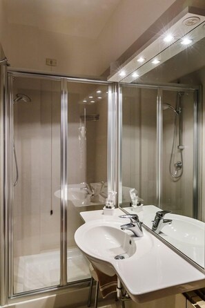 Shower, free toiletries, hair dryer, bidet - Daniel (Basiano)
