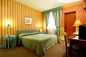 Minibar, Zimmersafe, Schreibtisch, Verdunkelungsvorhänge