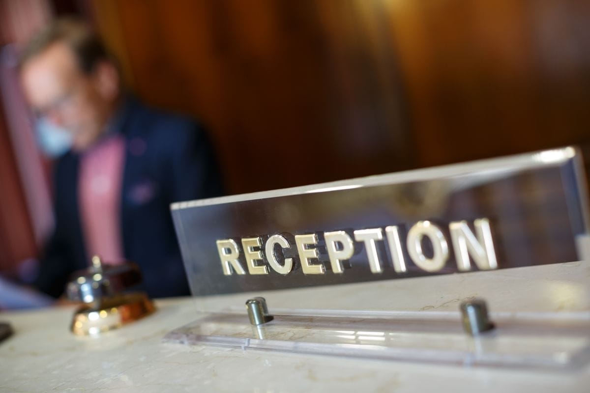 Un mostrador de recepción con un cartel que dice "RECEPTION".