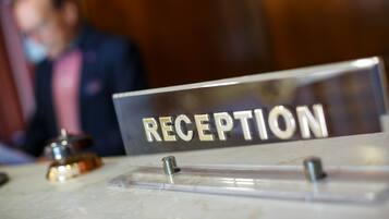 Un mostrador de recepción con un cartel que dice "RECEPTION".