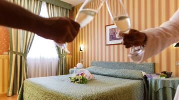 Minibar, coffres-forts dans les chambres, bureau, rideaux occultants