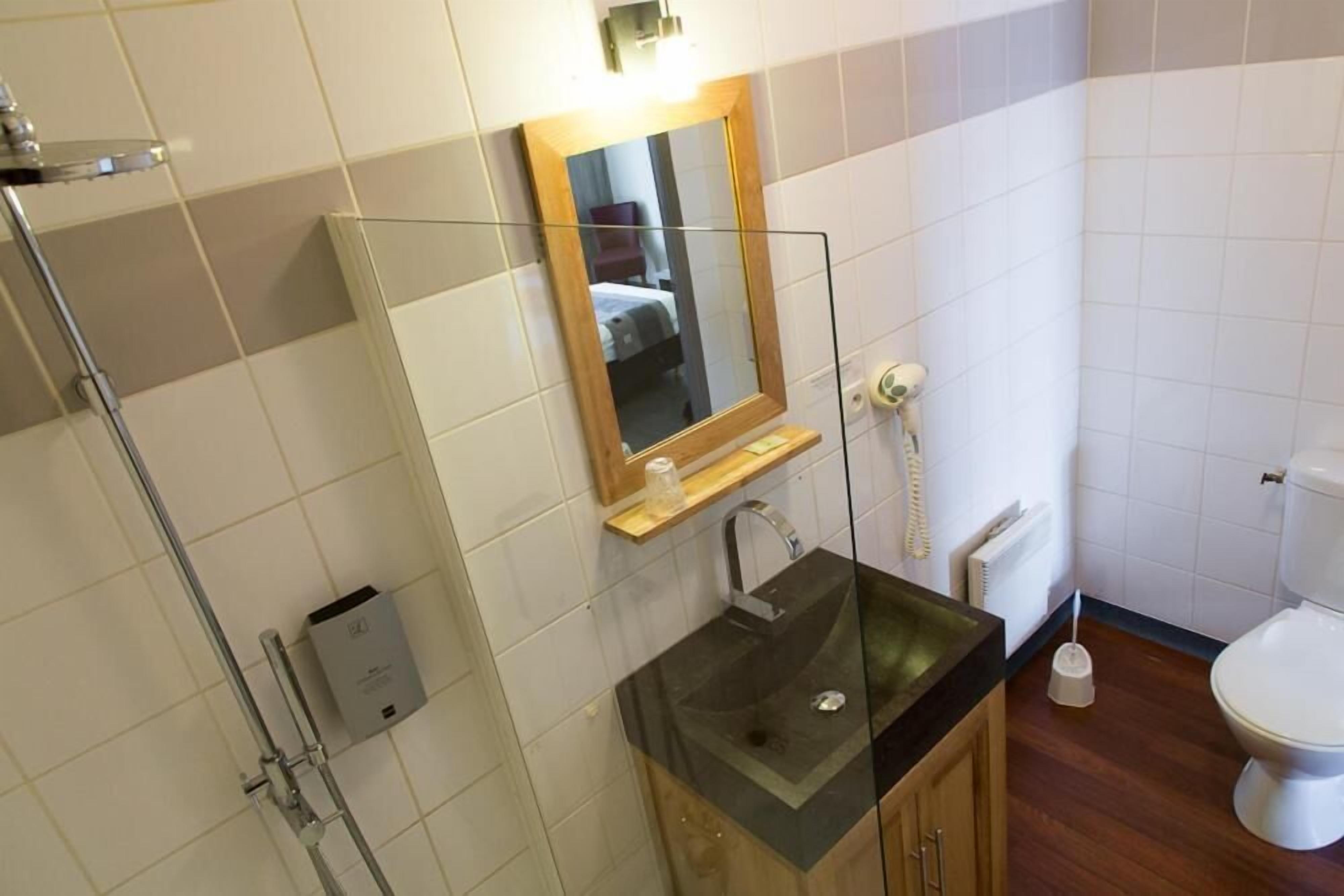 free toiletries, hair dryer