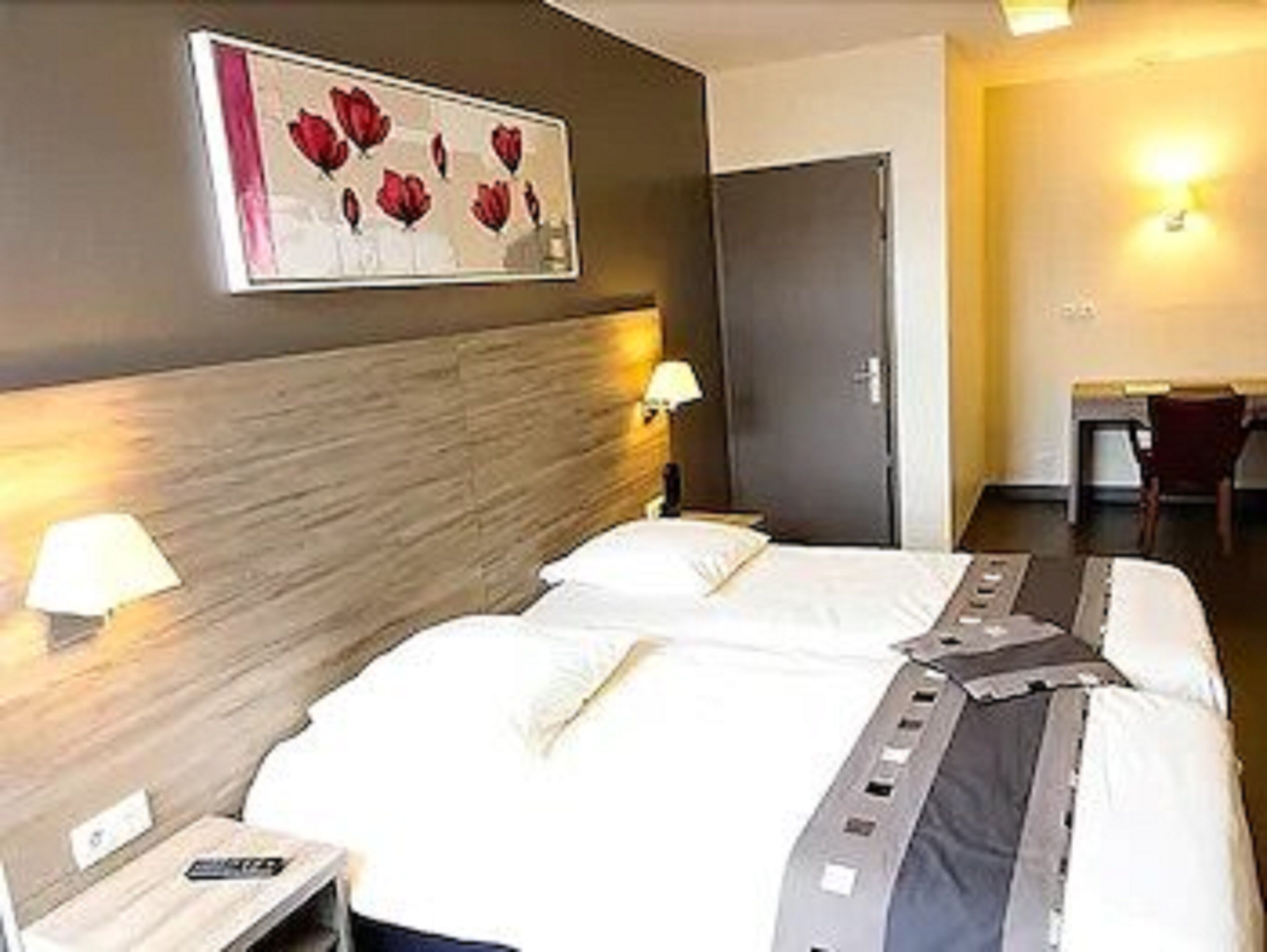 desk, free cots/infant beds, rollaway beds, free wifi