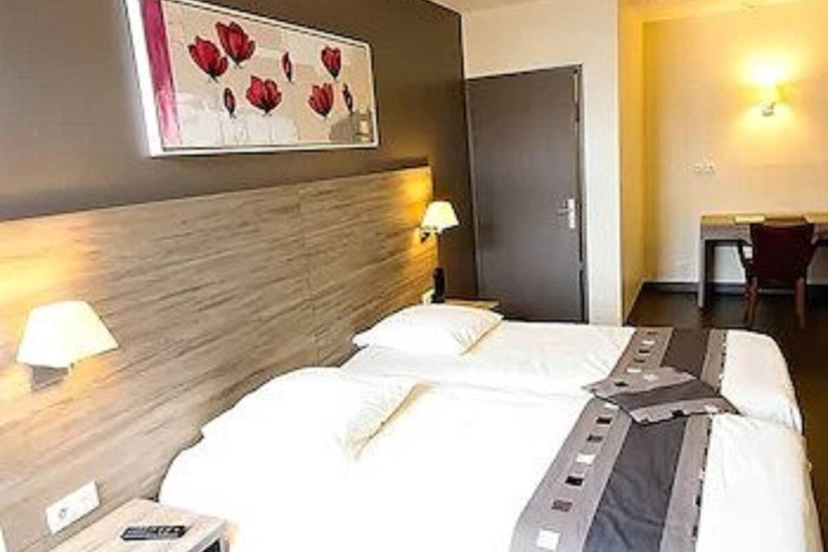 desk, free cots/infant beds, rollaway beds, free wifi