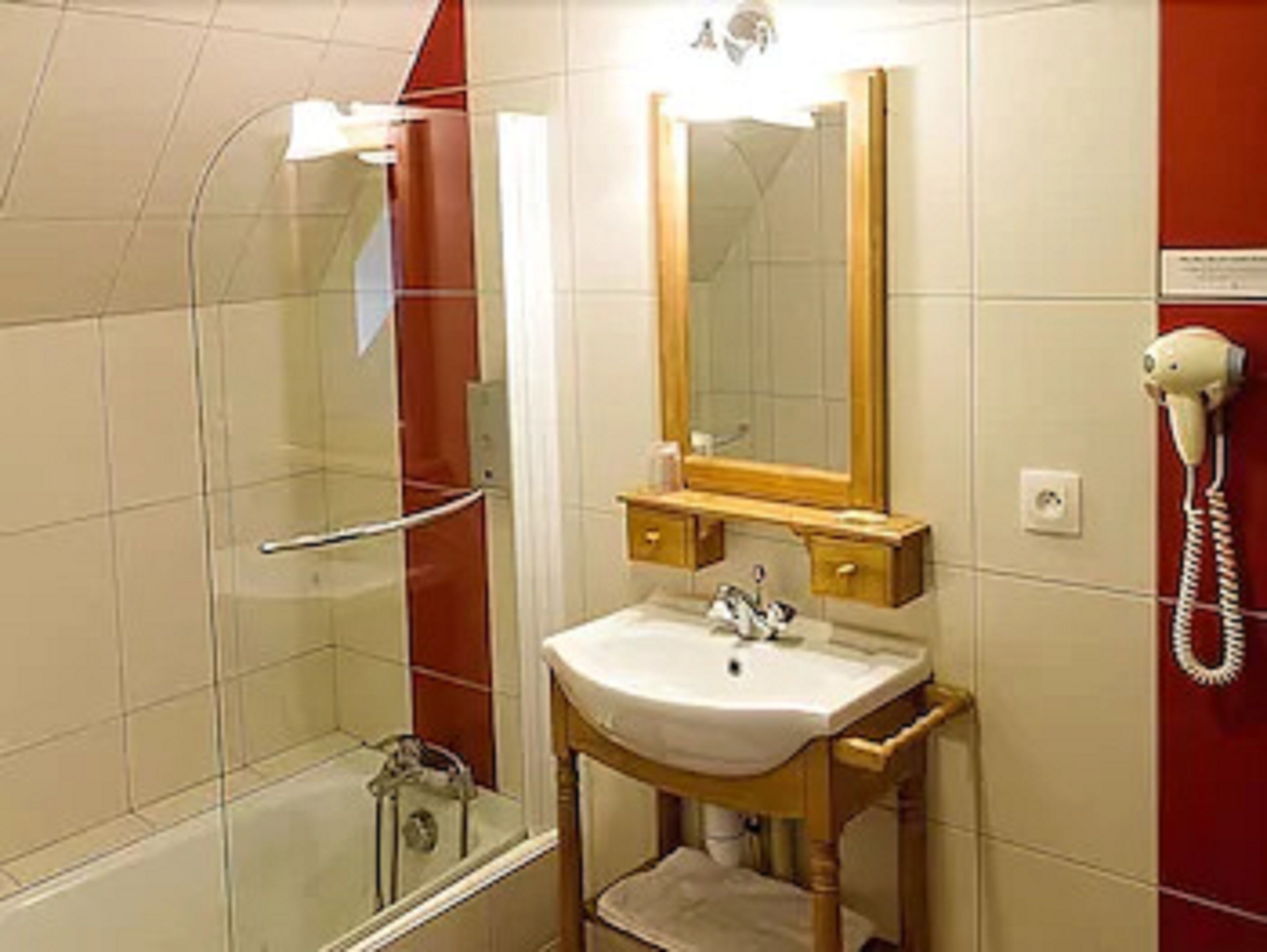 free toiletries, hair dryer