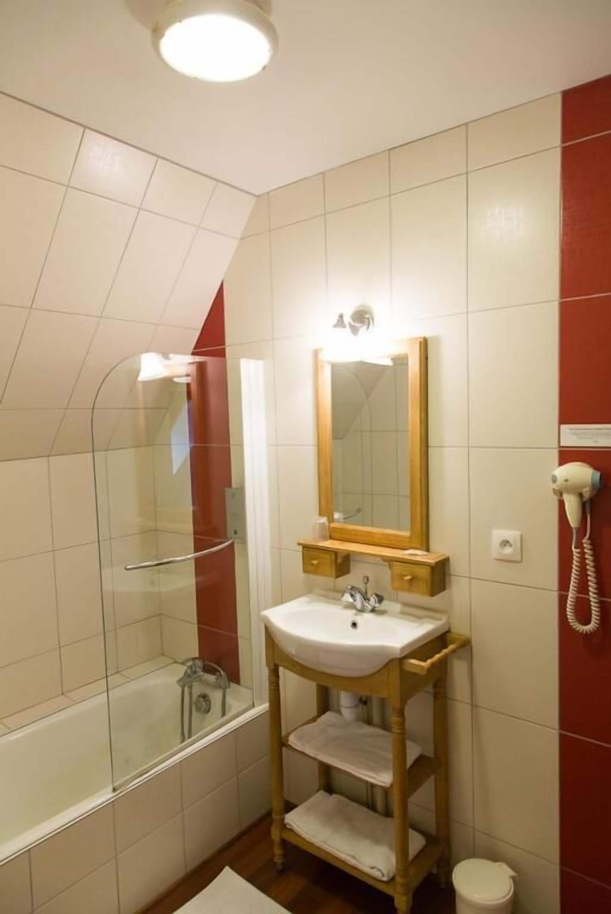 free toiletries, hair dryer