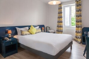 Desk, soundproofing, iron/ironing board, free cribs/infant beds - Hôtel Le Saint Jacques (Thorigne-sur-Due)