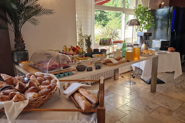 Petit déjeuner buffet (12 EUR par personne)